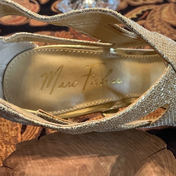 Marc Fisher Nala Mid Heel Gold Glitter Evening Sandals 3 1/4” Heel Size 7M - Picture 9 of 11